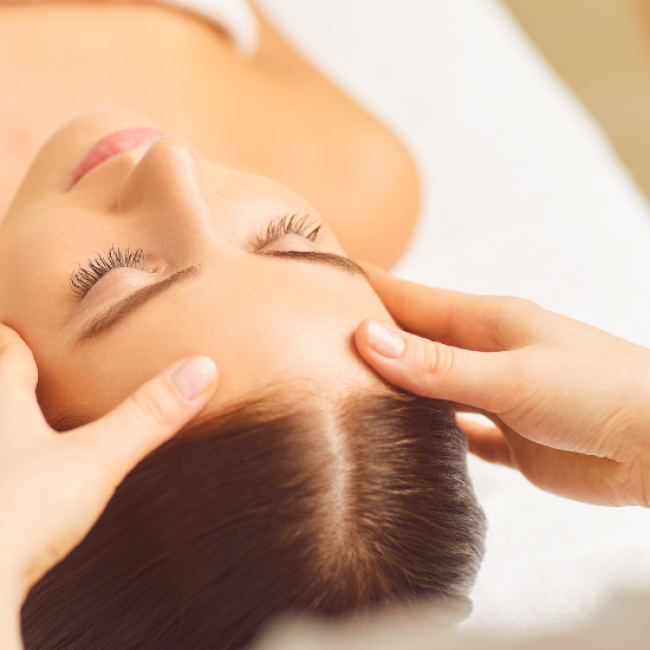 Masaż powięziowy twarzy rozluźniający staw żuchwowo-skroniowy w salonie Kosmetyka Upiększająca​